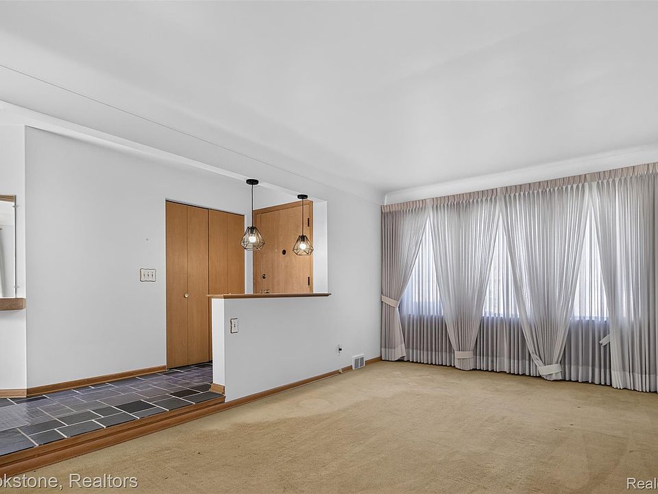 22320 Lakeshire St, photo 2