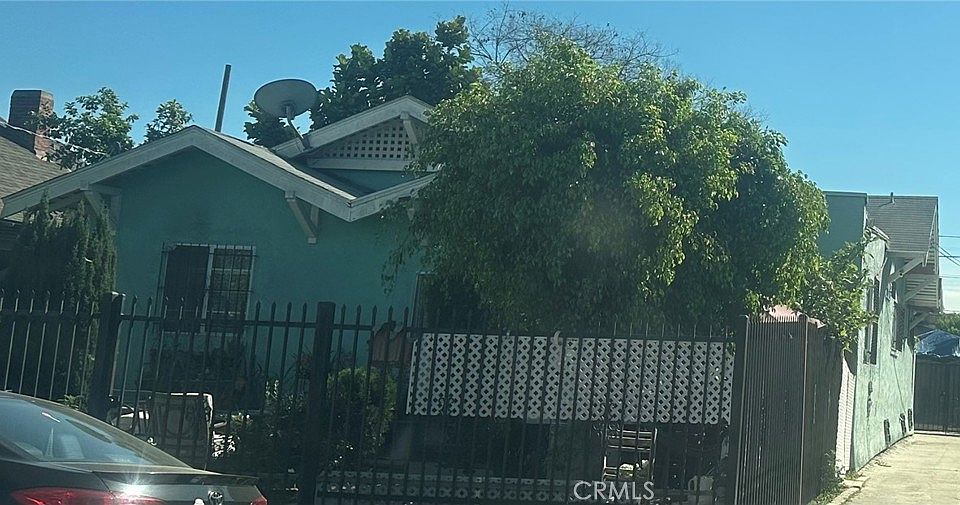 1st image of 1024 W 42nd Pl
