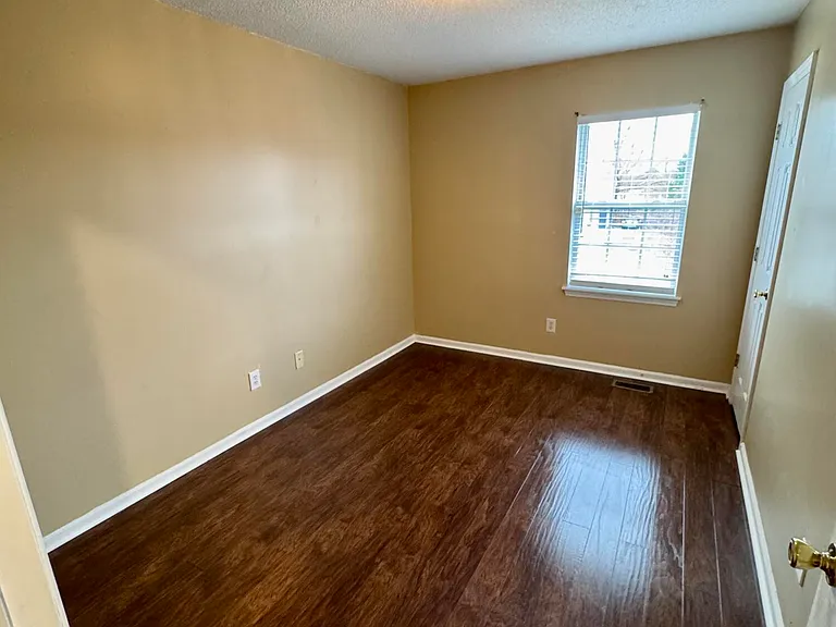 2506 B Bluff View Ct #B — Photo 9