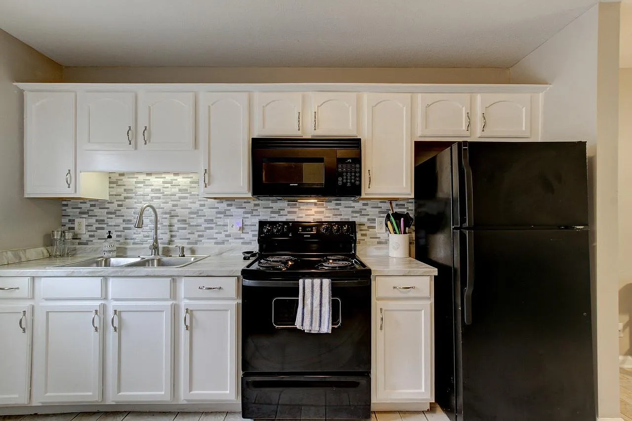 3 bed, 1.5 bath, 1175 sqft, $1,350 — Photo 1