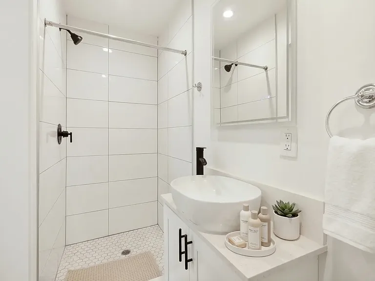 1326 W 35th Pl — Photo 34