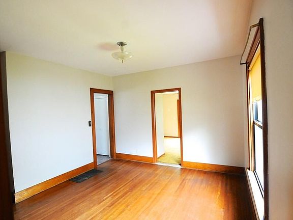 4th image of 904 Oakland Ave