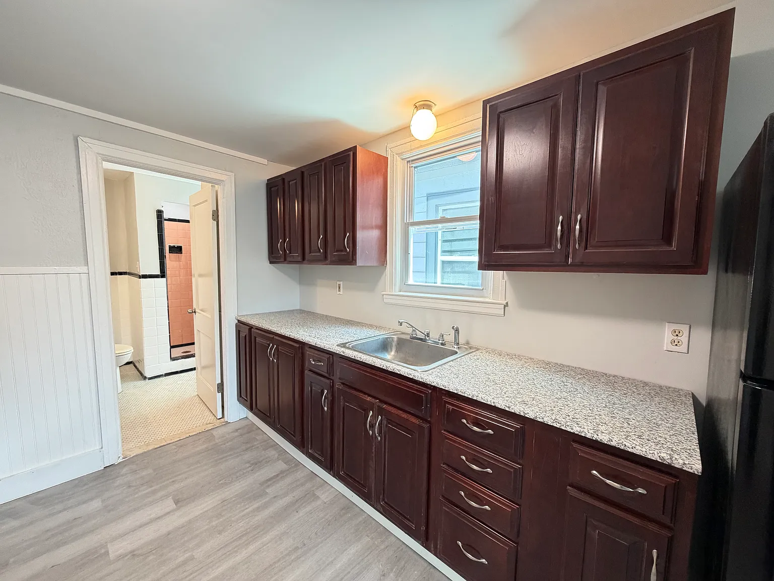 1 bed, 995 sqft, $1,300 — Photo 3