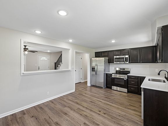4th image of 408 Helton Dr