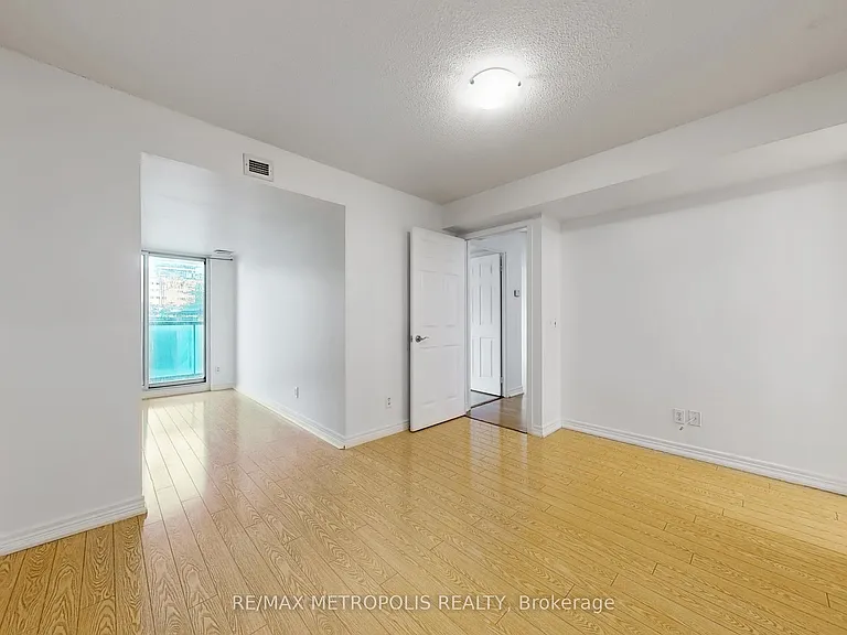 30 Grand Trunk Cres #502 — Photo 16