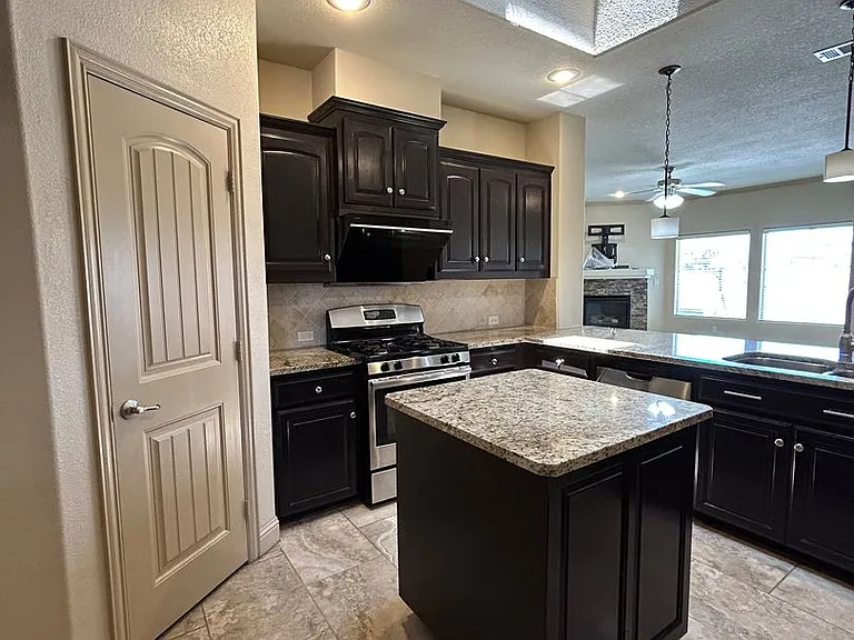 3900 Roma St — Photo 8