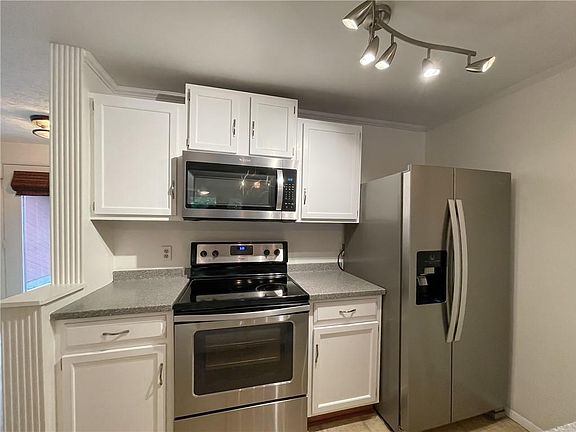 5th image of 12 Broxbourne Dr