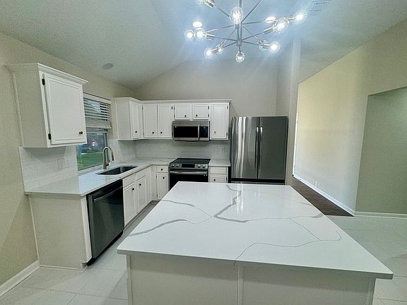 3rd image of 321 Scarlet Oak Dr