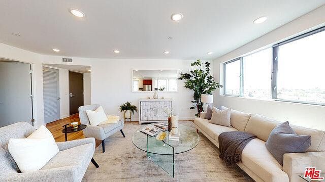 1st image of 1143 Glenville Dr #303