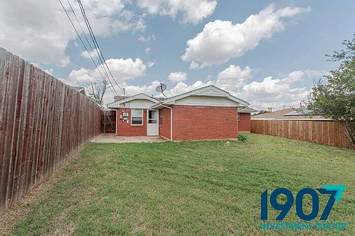 704 SW 2nd St — Photo 4