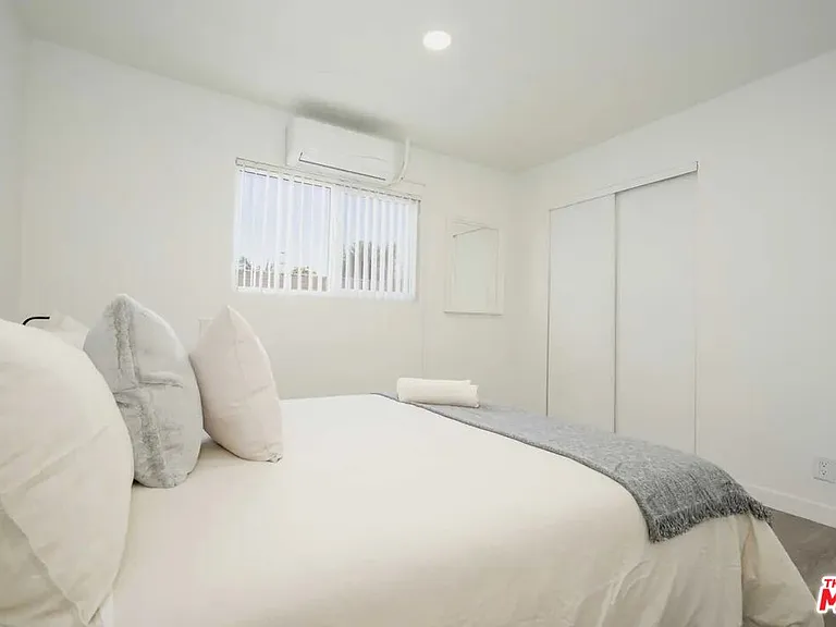 2417 S Budlong Ave #4 — Photo 13