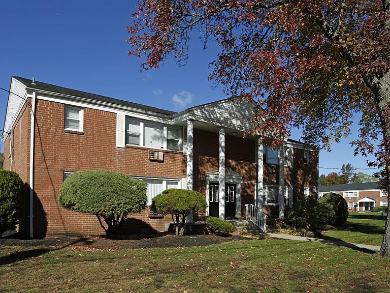 Country Club Apartments — Photo 24