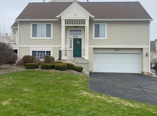 572 Cary Woods Cir, Cary, IL 60013