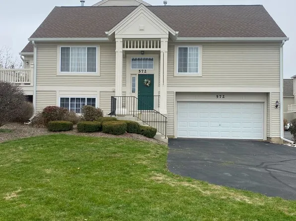 572 Cary Woods Cir, Cary, IL 60013