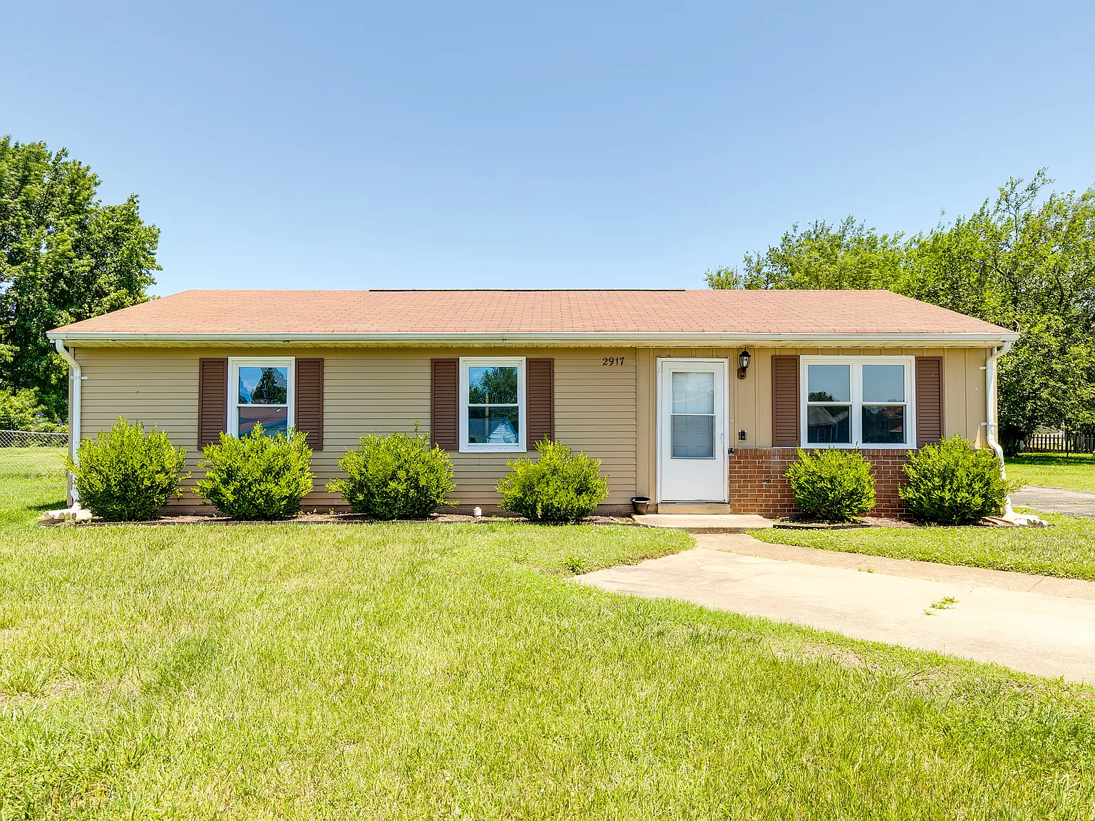 5 bed, 2.5 bath, 1636 sqft, $3,009 — Photo 2