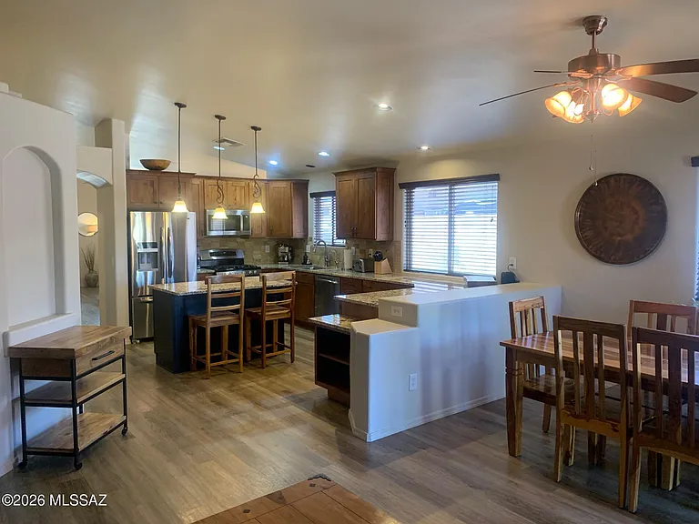 2514 E Petroglyph Ln — Photo 4