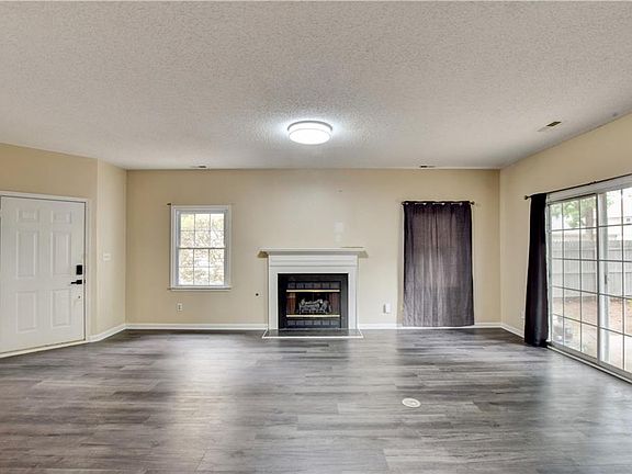 3rd image of 922 Willow Pt
