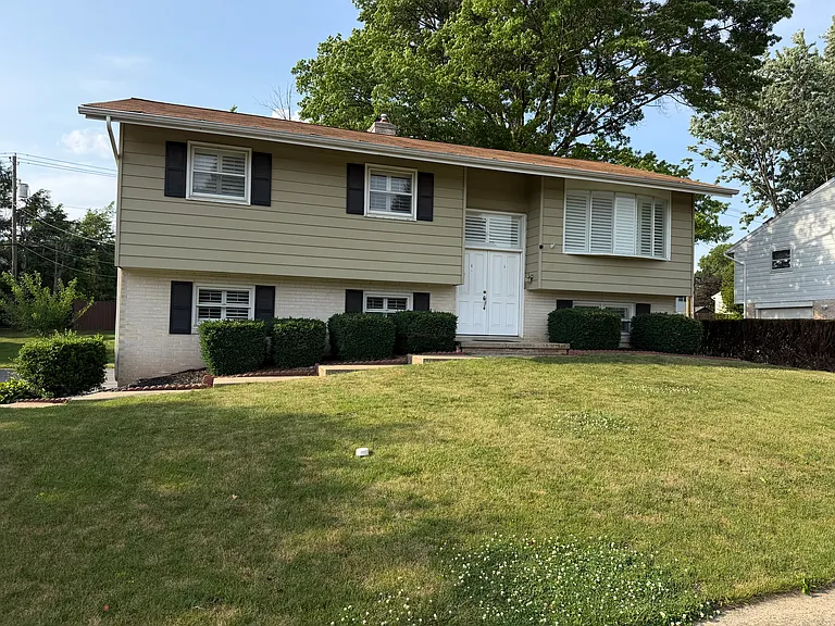 437 Belair Dr — Photo 2