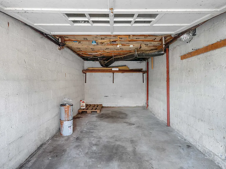 258 E Moody Ave — Photo 43