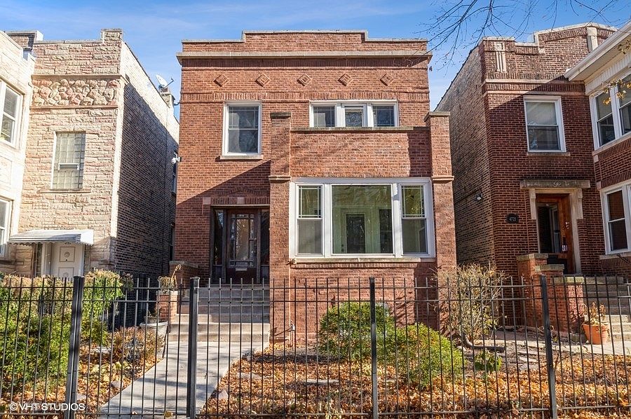 Welcome home to Chicago on Washtenaw located at the border of several of Chicago's best north side neighborhoods, Lincoln Square, Rockwell, North Center and a part of neighborhood. AVAILABLE NOW!