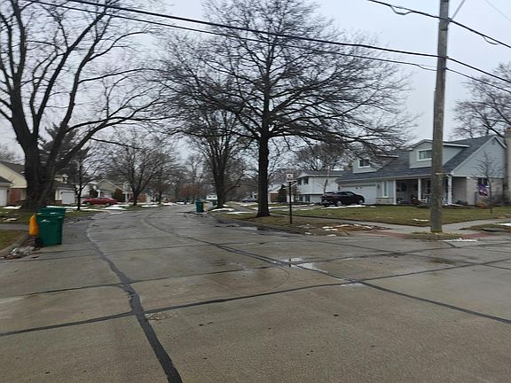 5th image of 21044 Birchwood St