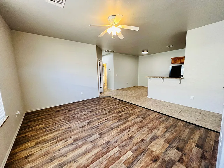 604 Rosemoor Ct — Photo 2