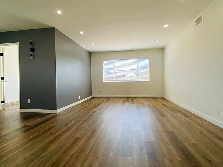 212 S Arnaz Dr — Photo 19