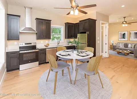 2 bed, 1.5 bath, 975 sqft, $2,500 — Photo 2