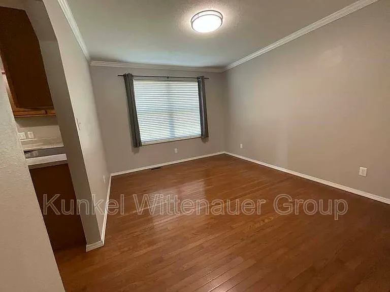 911 Victoria Ln — Photo 6