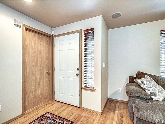 5th image of 912 27th Ave SE