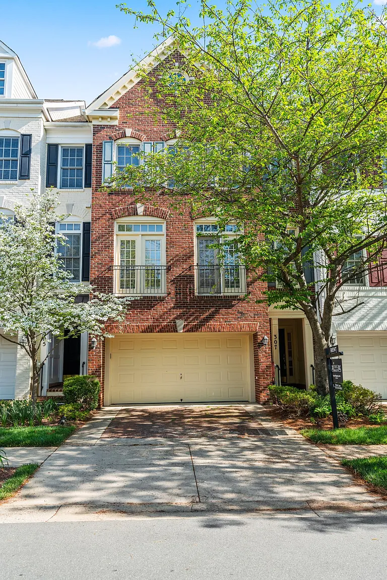 307 Oak Knoll Ter photo 1