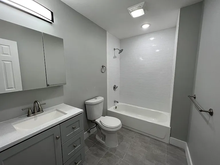 1076 Summit Ave #4 — Photo 3