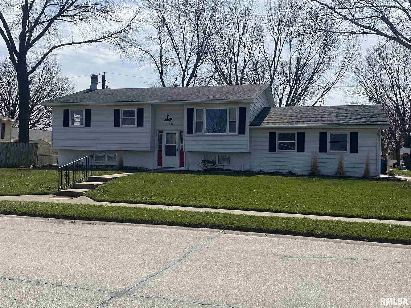 307 W Sheridan Dr — Photo 2