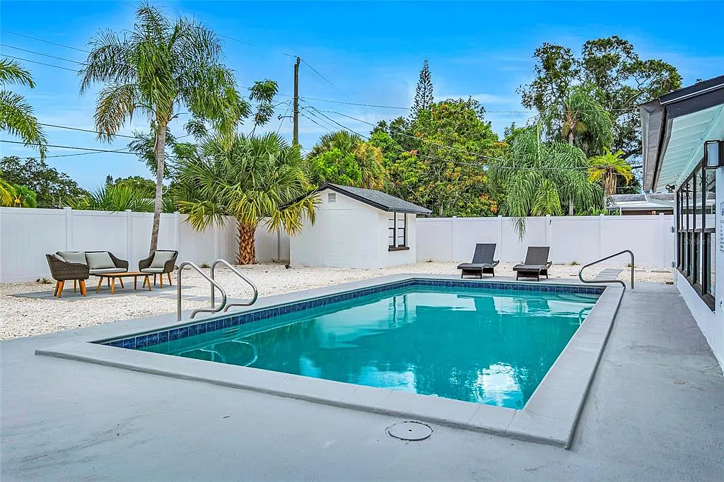 4 bed, 2.0 bath, 1735 sqft, $3,200 — Photo 2