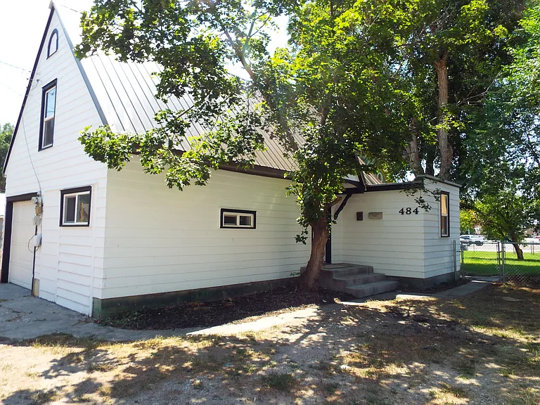 484 G St — Photo 2