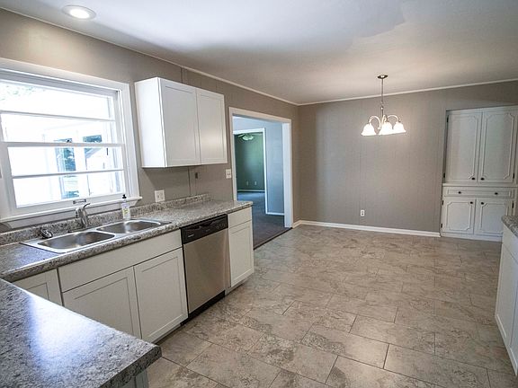 Eat-in kitchen w/ built ins
