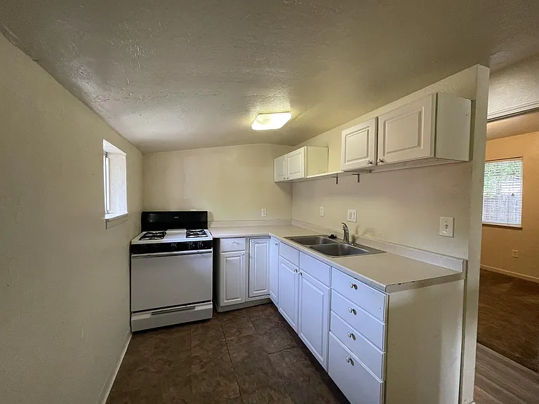 524 W 1st Ave #A — Photo 4