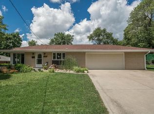 7313 Oak Brook Dr, Urbandale, IA 50322