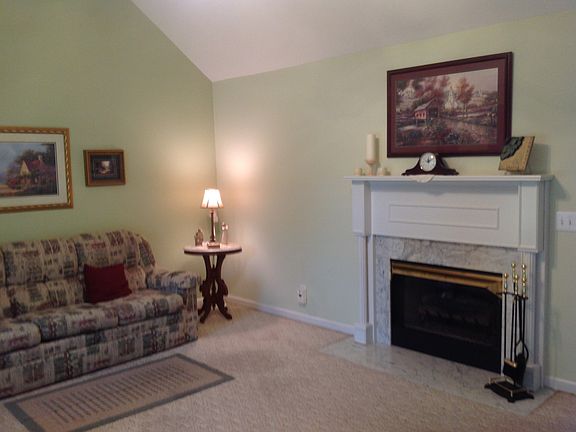 Fireplace w/gas logs