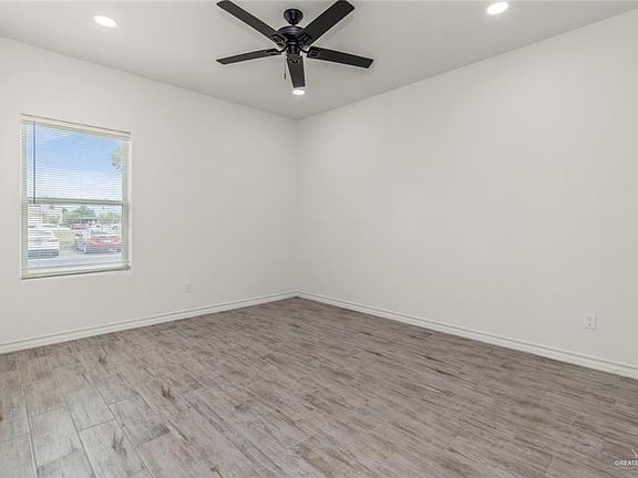 5th image of 900 E Redbud Ave #15B5