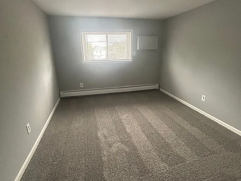 HOLLY GARDEN APARTMENTS — Photo 11