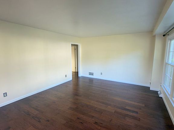 4th image of 1552 Woodlawn Ave SE