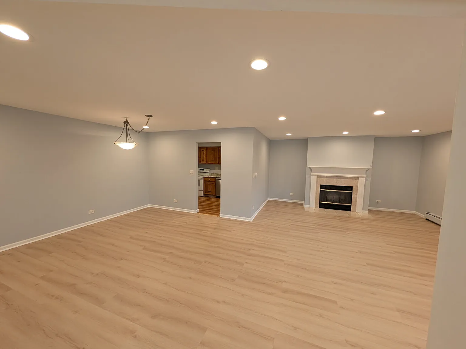 Beautiful 2BR/2BA Condo Swimming Pool, Fireplace, In-Unit Laundry, Parking + Storage — Photo 3