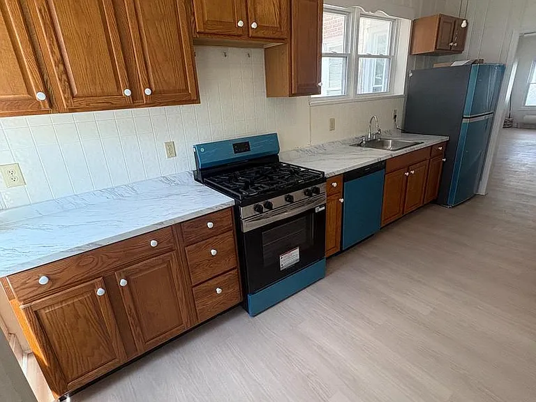 604 Hunter St — Photo 3