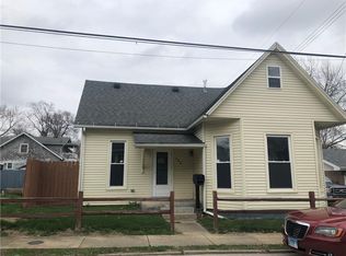 609 11th St, Charleston, IL 61920