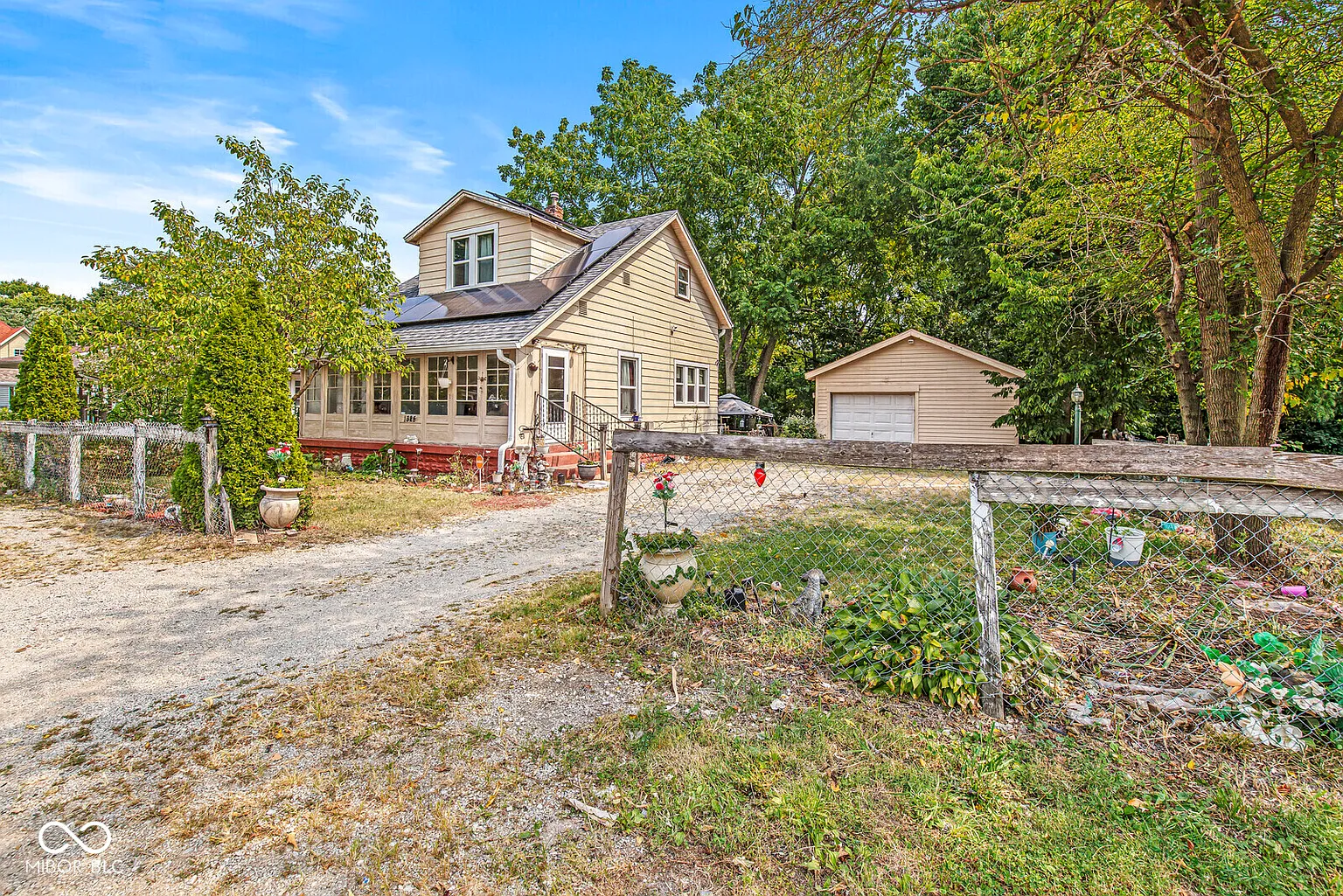 1325 Sharon Ave photo 1