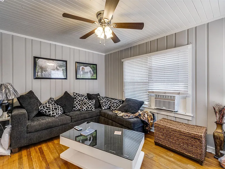 2304 W Lowden St — Photo 13