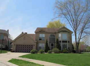 320 W Sheffield Dr, Bloomingdale, IL 60108