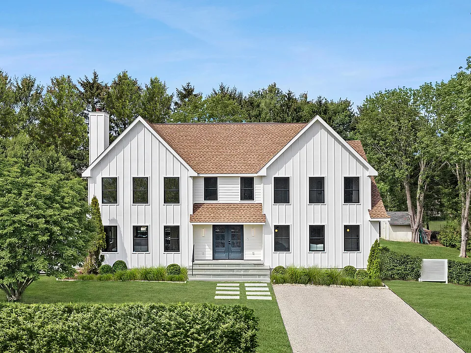 8 Farmstead Ln