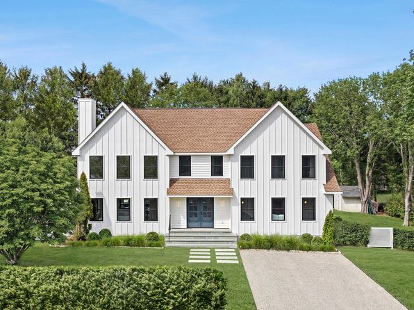 8 Farmstead Ln